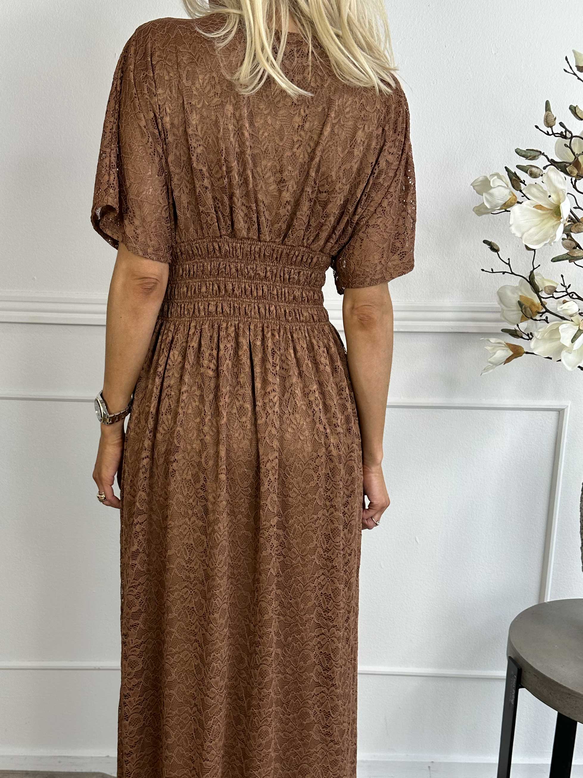 Pams Lace - Lang kjole i blonde med smock under brystet